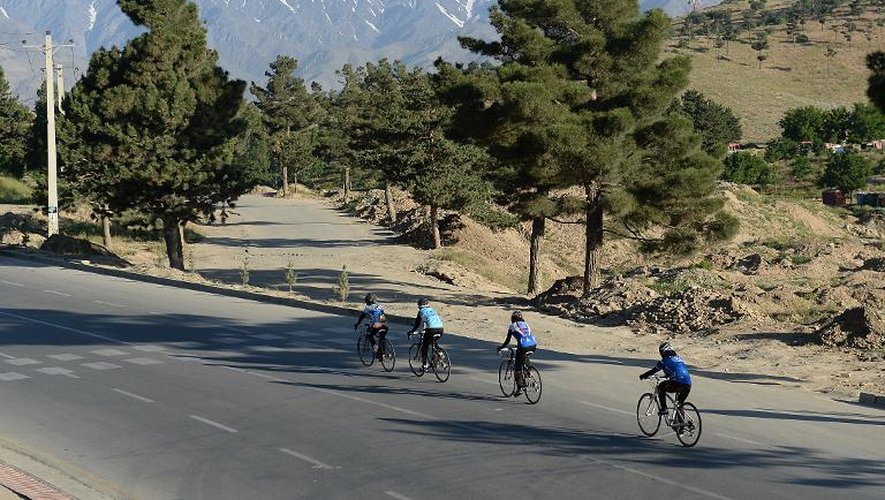 Des membres de l'équipe féminine de cyclisme d'Afghanistan s'entraînent le 9 juin 2014 à Paghman, près de Kaboul