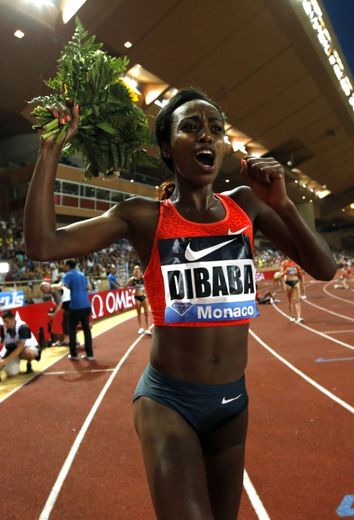 L'Ethiopienne Genzebe Dibaba célèbre son record du monde à l'arrivée du 1500 m, le 17 juillet 2015 au Stade Louis II