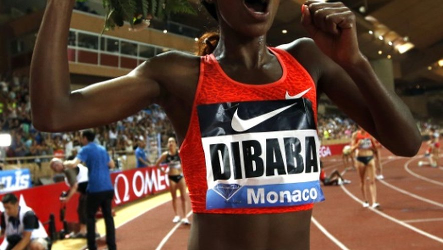 L'Ethiopienne Genzebe Dibaba célèbre son record du monde à l'arrivée du 1500 m, le 17 juillet 2015 au Stade Louis II