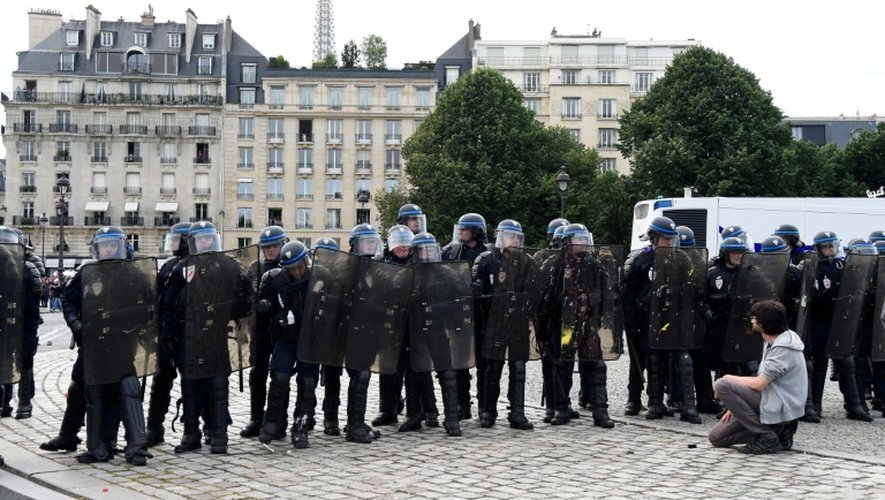 Cordon policier à Paris le 14 juin 2016 lors d'une manifestation contre la loi travail
