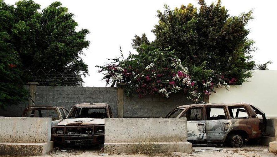 Des carcasses de voitures brûlées le 10 septembre 2013 devant la porte principale du consulat américain à Benghazi, en Libye