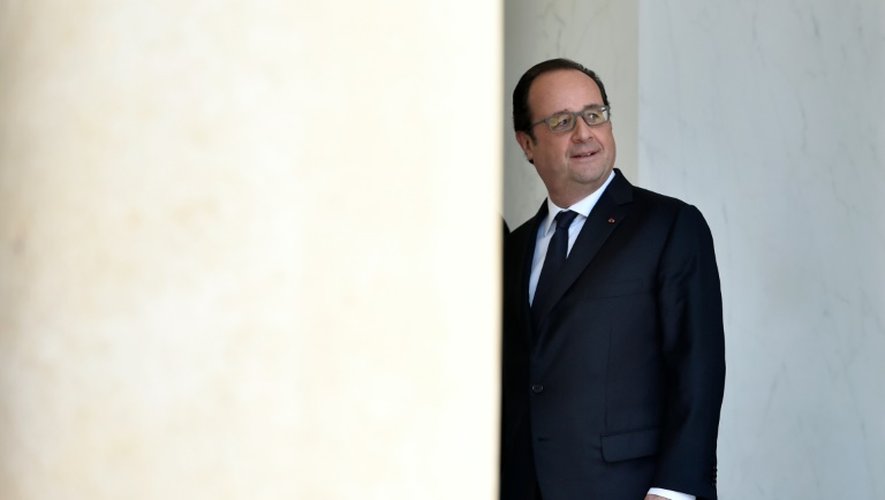 Le président Hollande devant l'entrée de l'Elysée, le 22 juin 2016