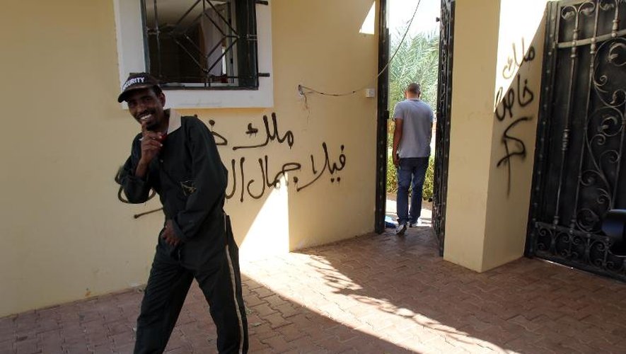 Un garde de sécurité devant le consulat des Etats-Unis à Benghazi, en Libye, le 11 octobre 2012