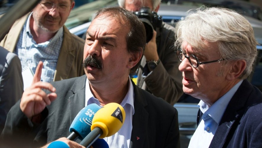 Philippe Martinez (CGT et Jean-Claude Mailly (FO) après leur rencontre avec le ministre de l'Intérieur Bernard Cazeneuve le 22 juin 2016