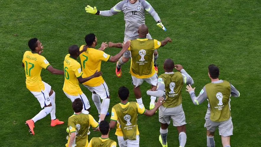 Les Brésiliens fêtent leur qualification pour les quarts de finale du Mondial après leur victoire contre le Chili, le 28 juin 2014 à Belo Horizonte