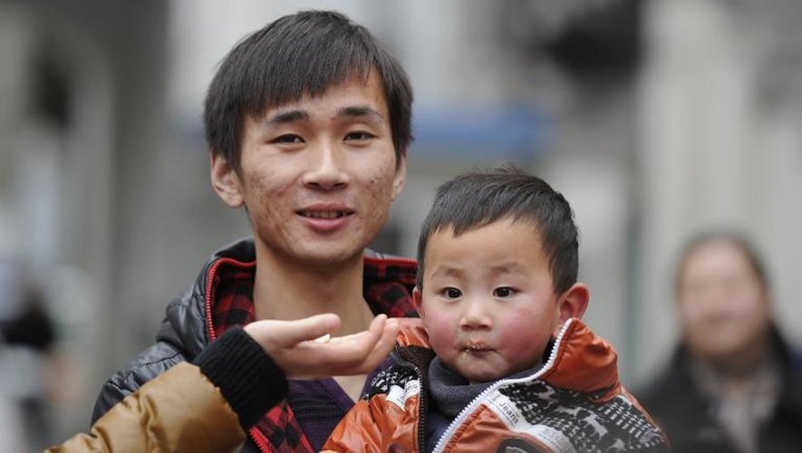 Un père et son fils à Shanghai le 28 février 2012