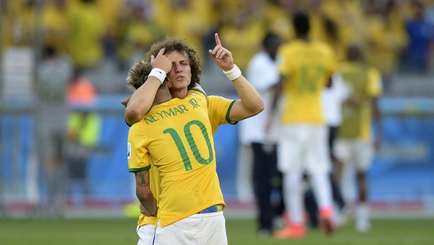 L'émotion des Brésiliens Neymar et David Luiz après la qualfication pour les quarts de finale du Mondial, le 28 juin 2014 à Belo Horizonte