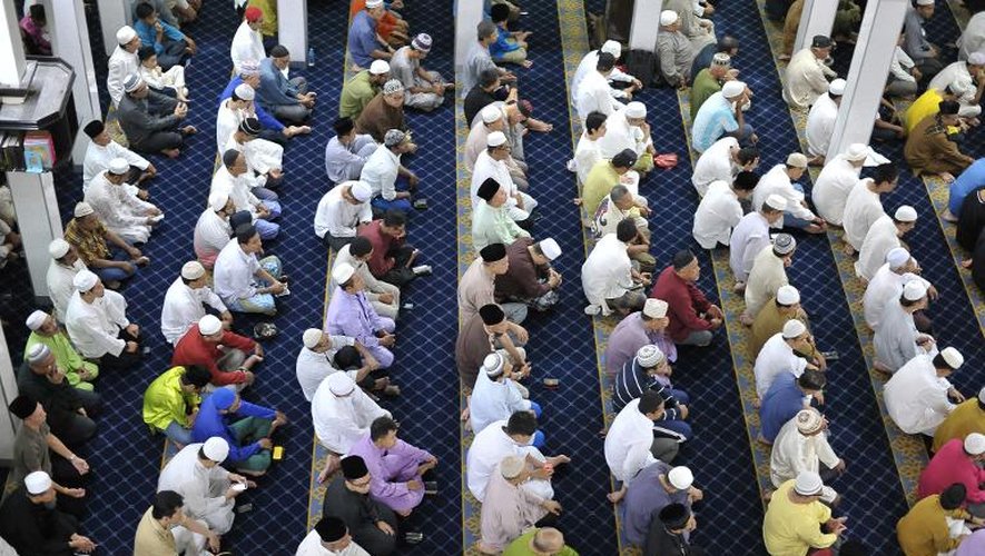 Des musulmans prient le 28 juin 2014 à Singapour à l'occasion du premier jour du ramadan