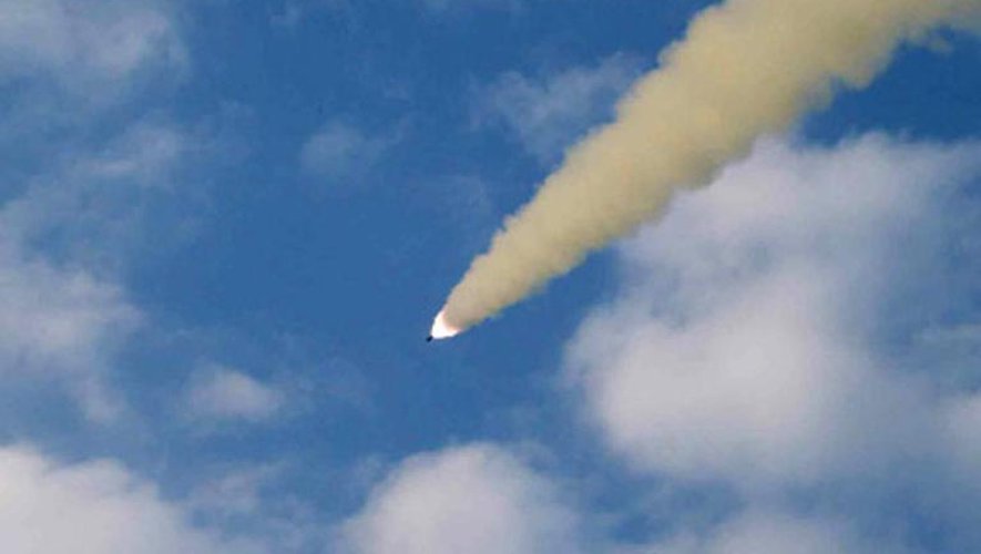Photo non datée transmise par l'agence de presse nord-coréenne KCNA le 27 juin 2014 montrant un tir d'essai d'un nouveau missile à un endroit non précisé en Corée du Nord