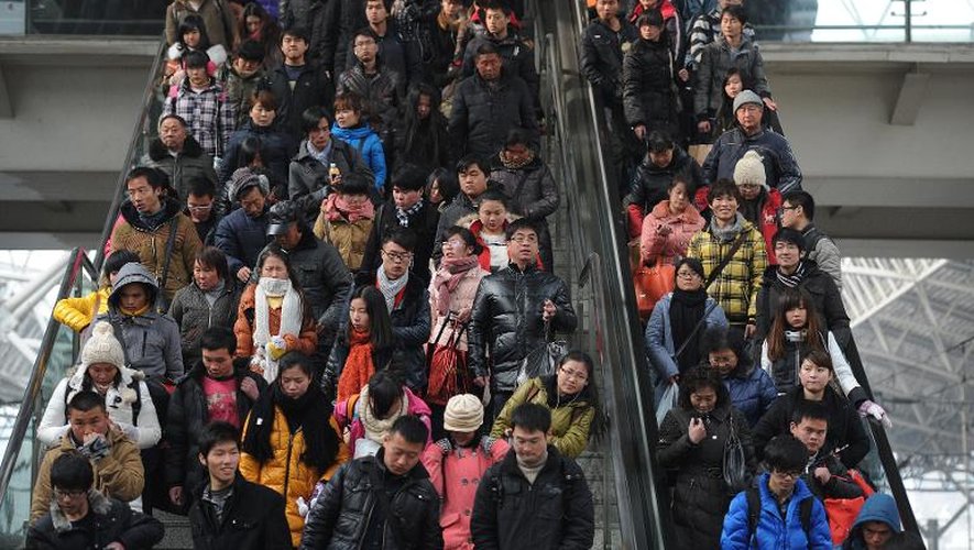Des Chinois prennent un escalator à la gare ferroviaire de Hefei, le 17 janvier 2013