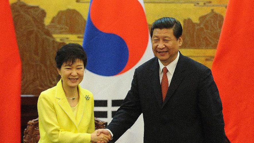 La présidente sud-coréenne Park Geun-Hye (G) et le président chinois Xi Jinping le 27 juin 2013 lors d'une visite de la dirigeante sud-coréenne à Pékin