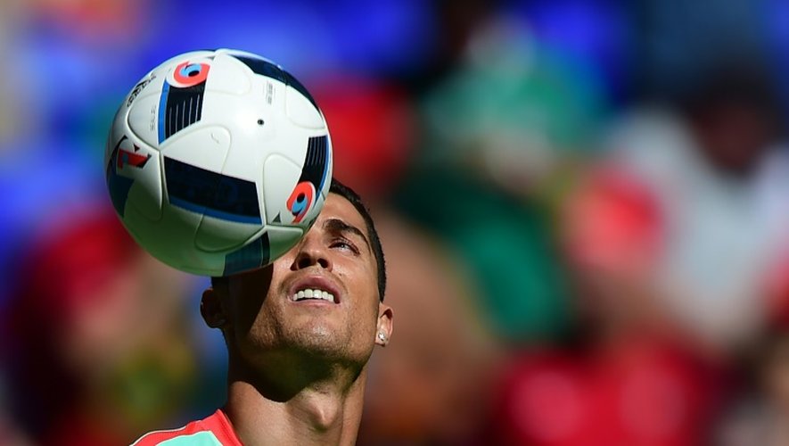 L'attaquant portugais Cristiano Ronaldo à l'échauffement avant le match de l'Euro contre la Hongrie, le 22 juin 2016 à Lyon