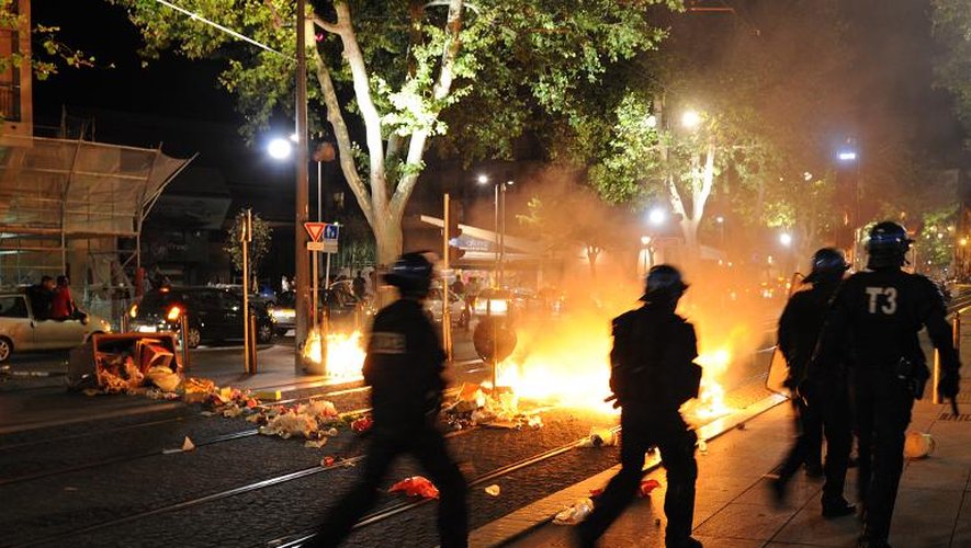 Des policiers interviennent à Marseille lors de violences après le match Algérie-Russie de la Coupe du monde de football, le 26 juin 2014