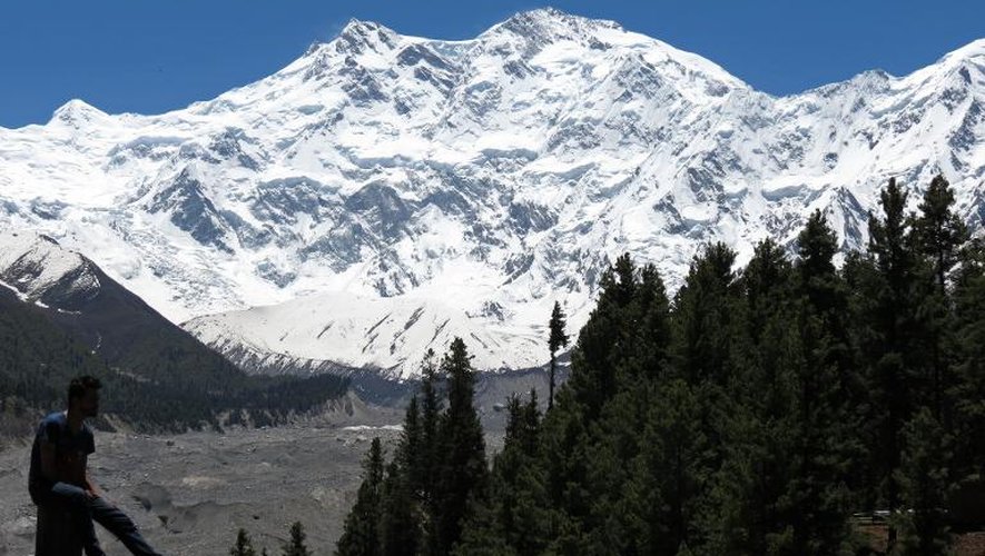 Un touriste regarde le 13 juin 2014 le Nanga Parbat, le deuxième plus haut sommet du Pakistan