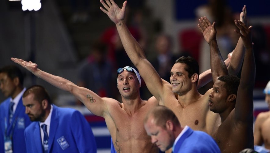 La joie du relais français après son succès sur 4x100 m nage libre, aux Mondiaux à Kazan le 2 août 2015