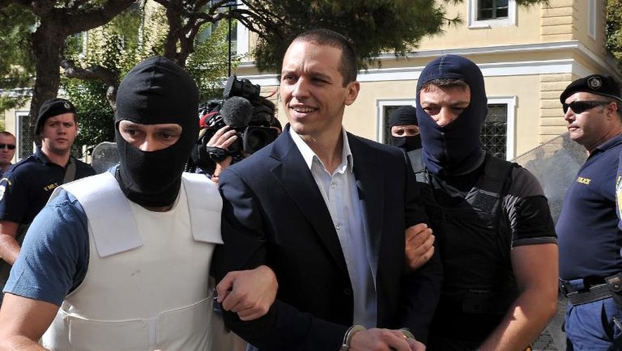 Le porte-parole du parti néonazi grec Ilias Kassidiaris, encadré par des policiers, arrive au tribunal d'Athènes, le 1er octobre 2013