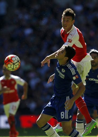 Duel aérien entre le défenseur d'Arsenal Laurent Koscielny (d) et le milieu de terrain de Chelsea Oscar, lors du Community Chield à Wembley le 2 août 2015