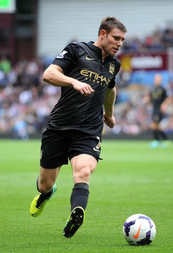 Le milieu de terrain de Manchester City James Milner lors du match contre Aston Villa le 28 septembre 2013 à Birmingham