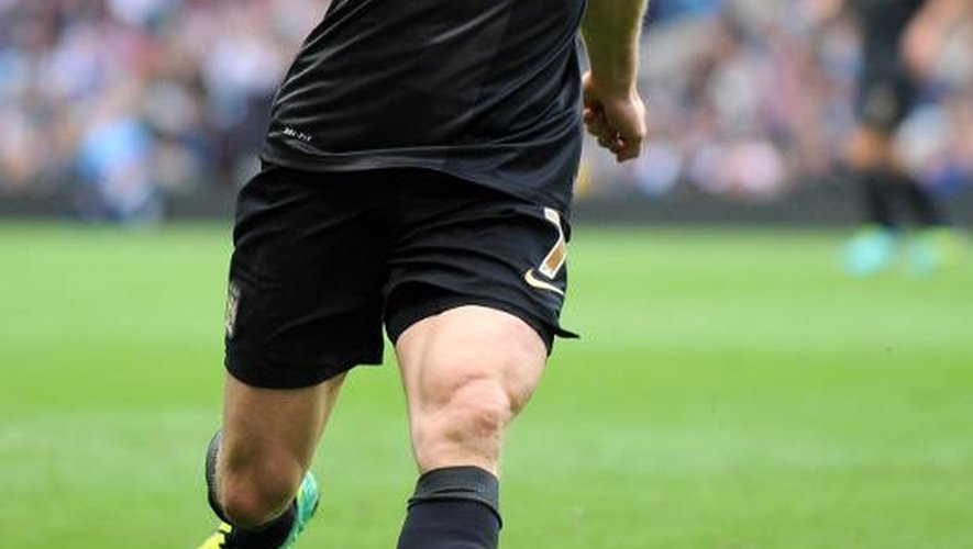 Le milieu de terrain de Manchester City James Milner lors du match contre Aston Villa le 28 septembre 2013 à Birmingham