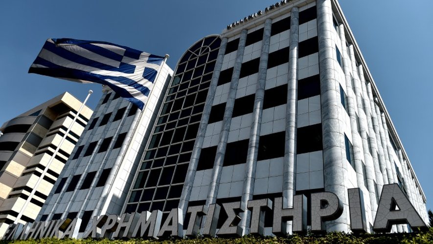 Un drapeau grec à l'extérieur de la bourse d'Athènes le 3 août 2015