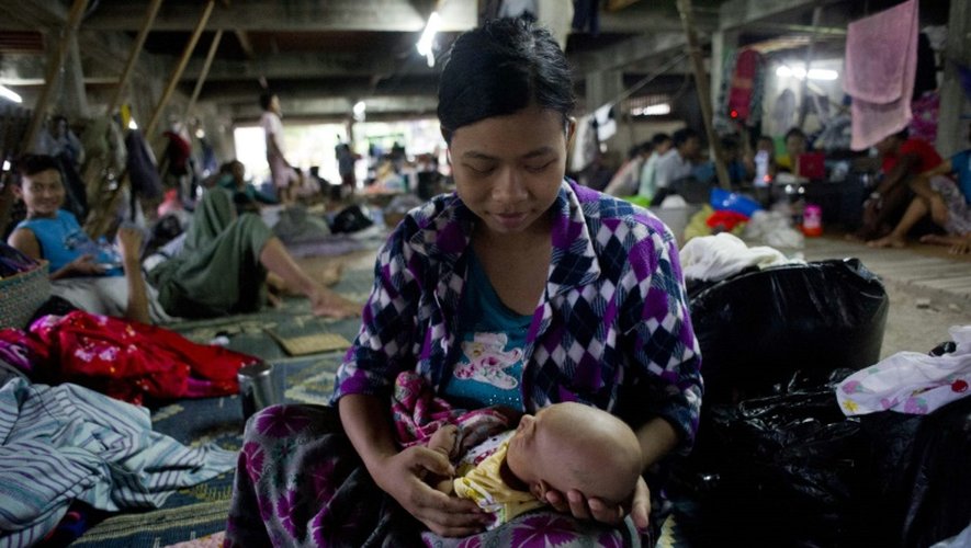 Des habitants évacués  dans un campde en raison d'inondations le 3 août 2015 à Kalay dans la région de Sagaing en Birmanie
