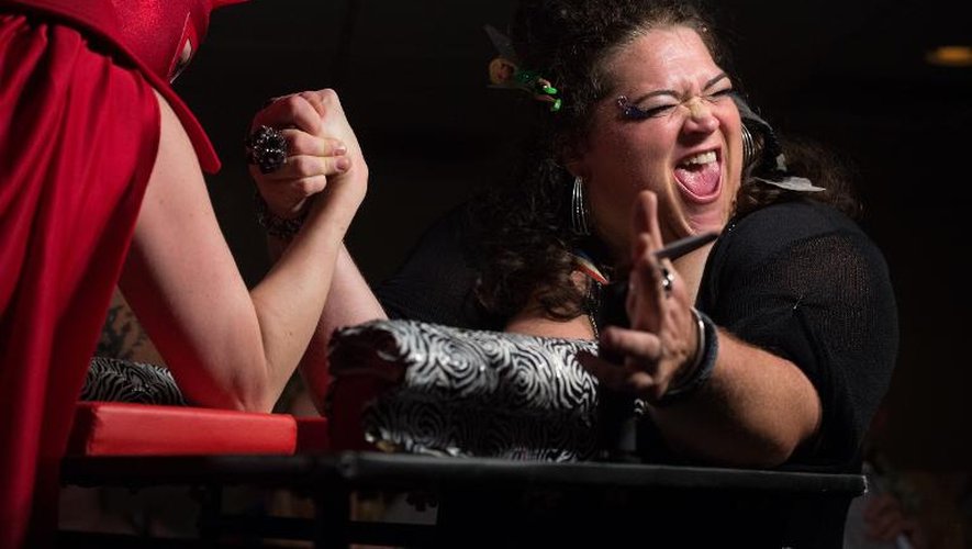 "Amy Smackhouse" (D) et "Dona Diabla" se défient au bras de fer le 28 juin 2014 à Washington