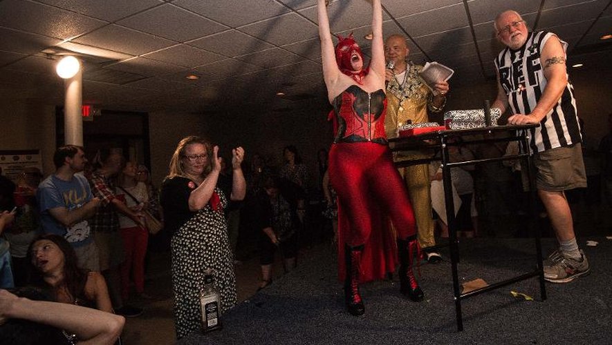 "Dona Diabla" célèbre sa victoire au concours de bras de fer sur "Amy Smackhouse" le 28 juin 2014 à Washington