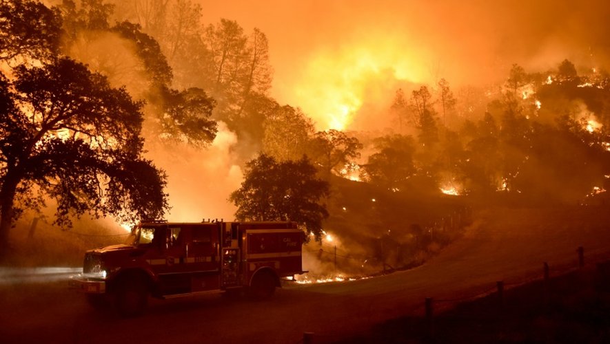 Un véhicule de pompiers sur le front des incendies le 2 août 2015 près de South Lake, en Californie