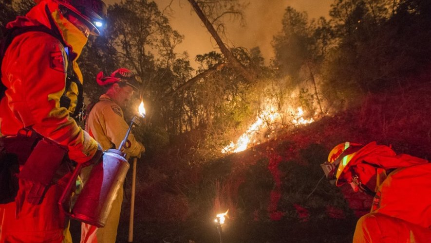 Des pompiers sur le front des incendies le 2 août 2015 près de South Lake, en Californie