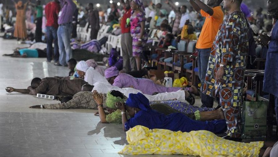 Des chrétiens dans une église de Lagos le 1er janvier 2014