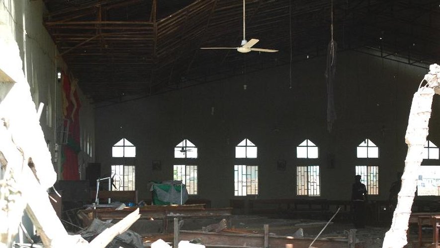 Vue de l'intérieur de l'église de Kaduna, au Nigéria, frappée par une attaque suicide, le 28 octobre 2012