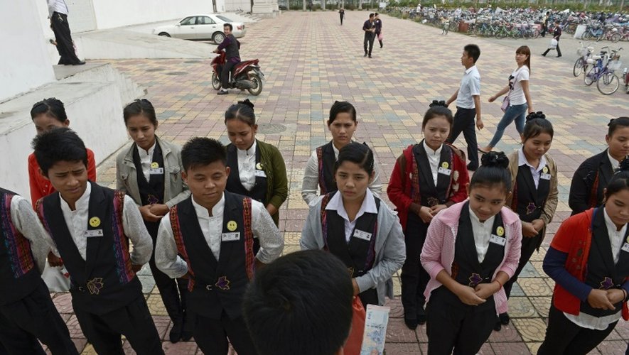 Les employés d'un casino de Ton Pheung, une zone économique spéciale du nord-ouest du Laos, le 9 avril 2015