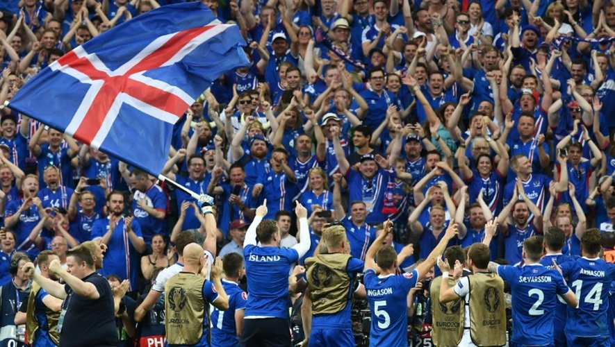 Les joueurs islandais fêtent leur qualification en 8e de finale de l'Euro avec leurs supporters, le 22 juin 2016 au Stade de France