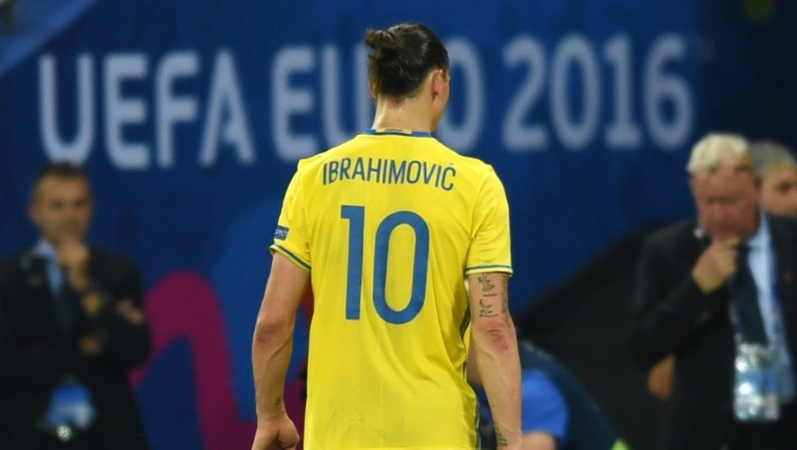 L'attaquant Zlatan Ibrahimovic quitte la pelouse après la défaite de la Suède face à le Belgique et son élimination de l'Euro, le 22 juin 2016 à Nice