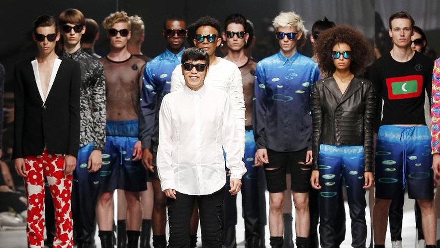 Le styliste japonais Masatomo Yamaji (c) pour  Rynshu lors des défilés de prêt-à-porter masculin printemps/été 2015 à Paris le 29 juin 2014