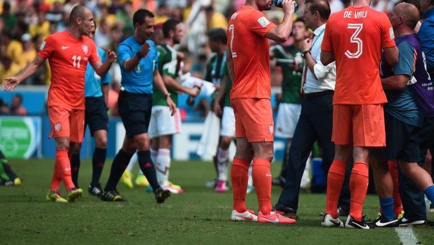 Les joueurs néerlandais pendant la pause d'hydratation lors de Mexique - Pays-Bas, le 29 juin 2014 à Fortaleza
