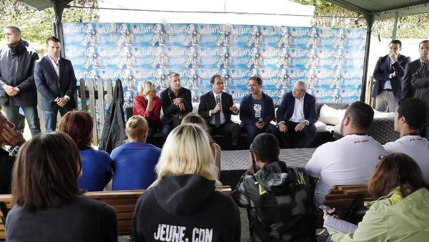 Le président Hollande s'adresse à des volontaires du festival Solidays, à l'hippodrome de Longchamp le 29 mai 2014