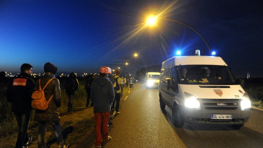 Des migrants près du terminal d'Eurotunnel le 2 août 2015 à Calais