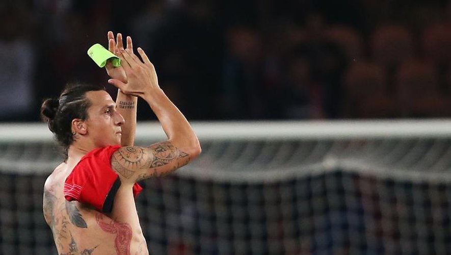 L'attaquant du PSG Zlatan Ibrahimovic salue le public après la victoire contre le Benfica Lisbonne 3-0 en Ligue des champions, le 2 octobre 2013 à Paris