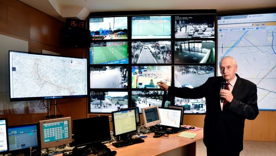 Le préfet de police Michel Cadot devant des écrans de surveillance à la préfecture le 13 janvier 2016 à Paris