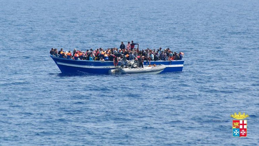 Photo d'archives de la Marine italienne d'un bateau de migrants arrivé sur les côtes italiennes le 14 juin 2014