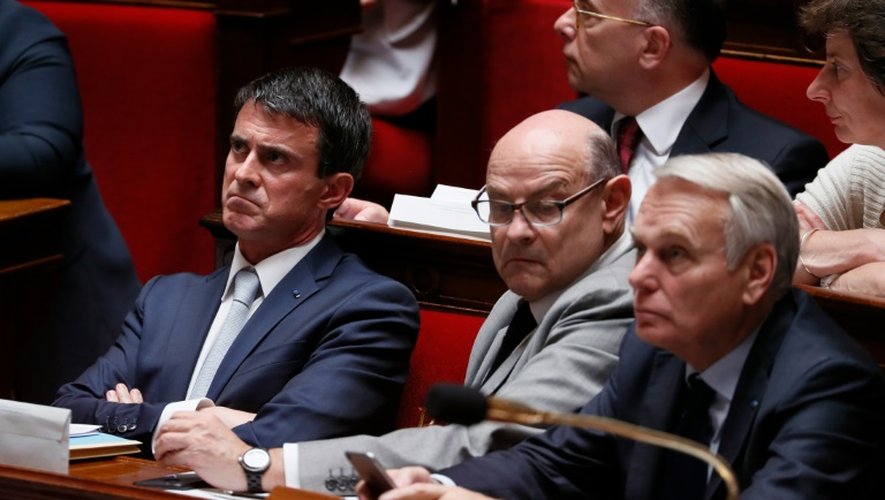 Manuel Valls, Jean-Yves Le Drian et Jean-Marc Ayrault lors des questions au gouvernement le 22 juin 2016 à l'Assemblée nationale à Paris