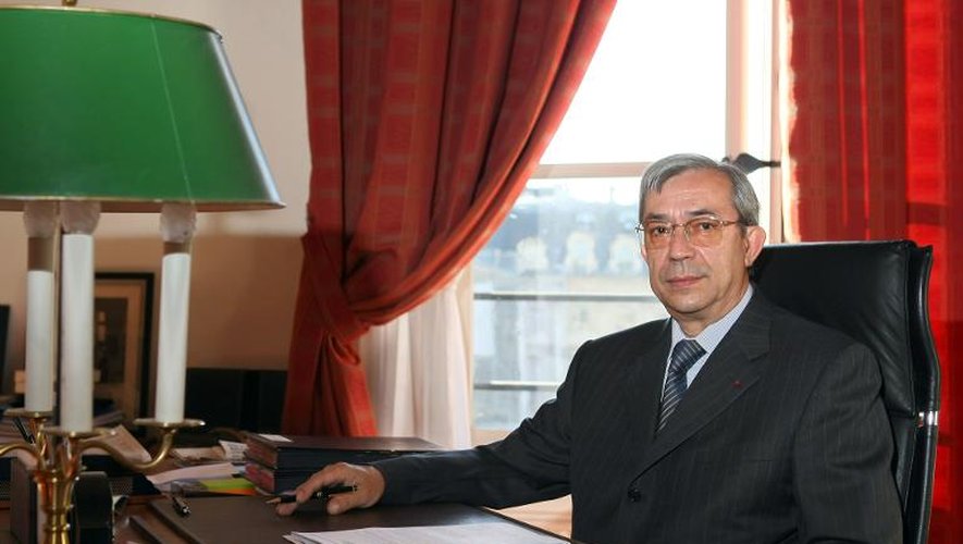 Gilbert Azibert pose dans son bureau, le 24 juillet 2008 au ministère de la Justice à Paris