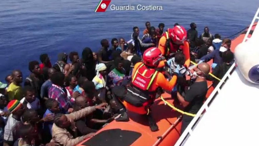 Photo fournie par les garde-côtes italiens montrant un bateau d'immigrants secourus le 8  au large de Lampedusa