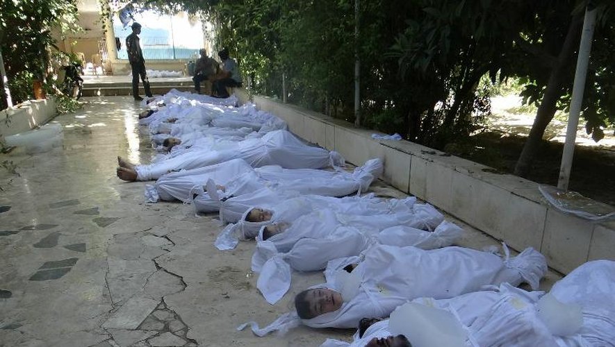Photo fournie le 21 août 2013 par Shaam news network des corps de victimes d'armes chimiques utilisées dans le quartier de la Ghouta