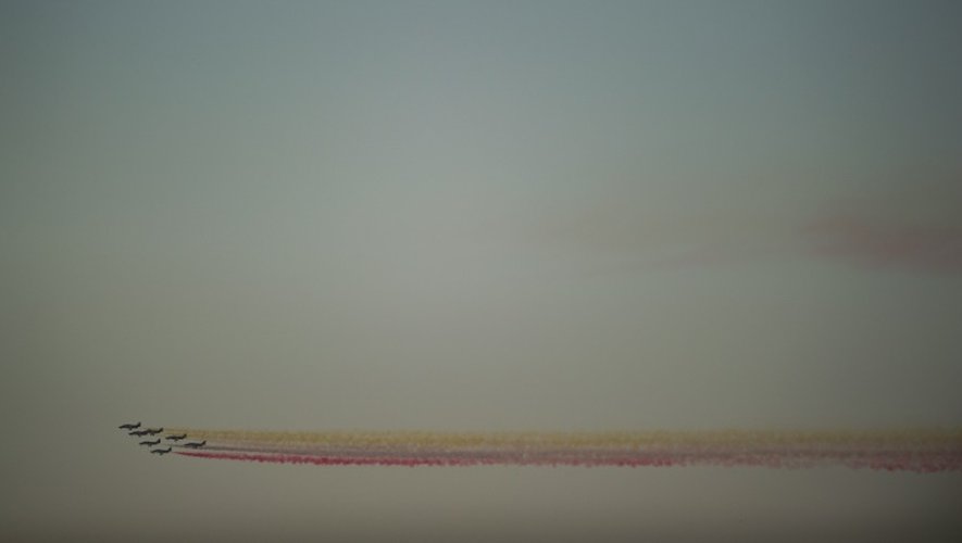 L'avion de l'Armée de l'air espagnole "Patrulla Aguila" près du Solar Impulse avant son atterrissage à Séville le 23 juin 2016