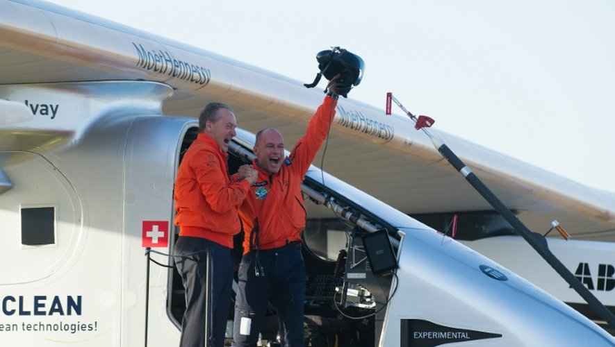 Les pilotes suisses Bertrand Piccard (d) et André Borschberg, le 23 juin 2016 à Séville en Espagne