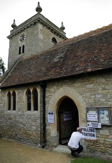 Un bureau de vote installé dans l'église St. John the Baptist à Stadhampton, au sud-est d'Oxford, le 23 juin 2016