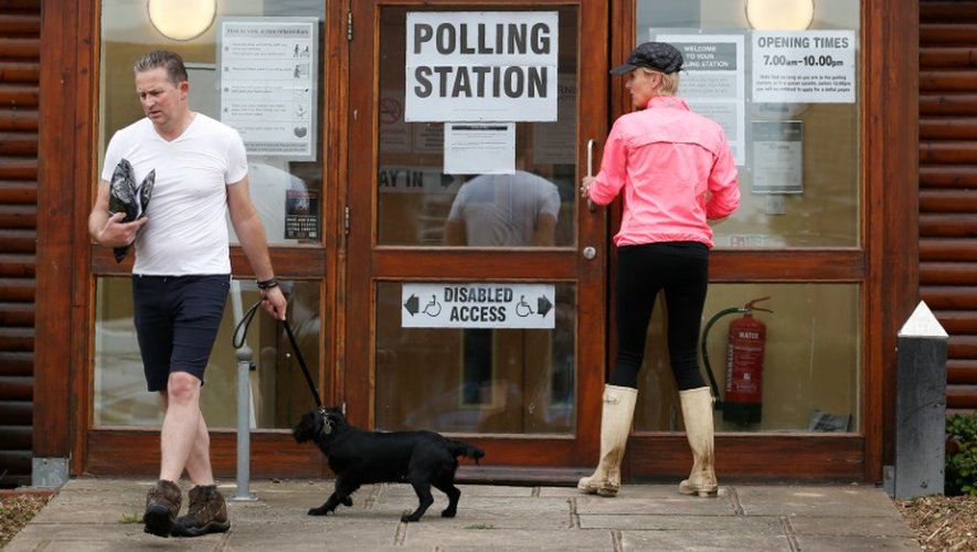 Des Britanniques votent au référendum à Little Milton le 23 juin 2016