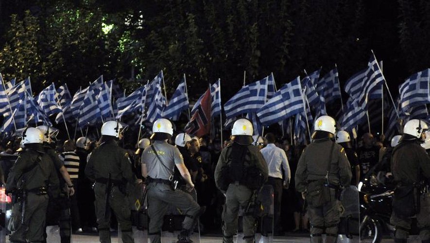 Des partisans d'Aube dorée face à la police devant le tribunal d'Athènes, le 2 octobre 2013